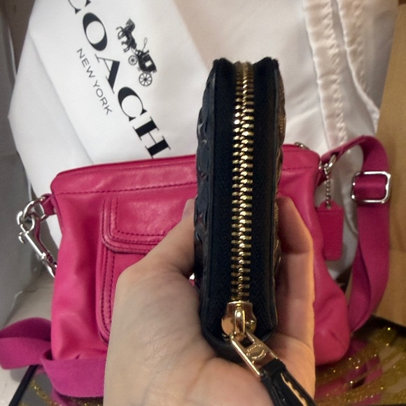 Coach Bundle. Pink crossbody. Green cardholder. Black wallet. White large bag. - Picture 11 of 17